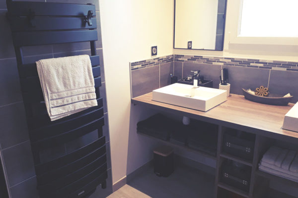 Rénovation d’une salle d’eau moderne style industriel