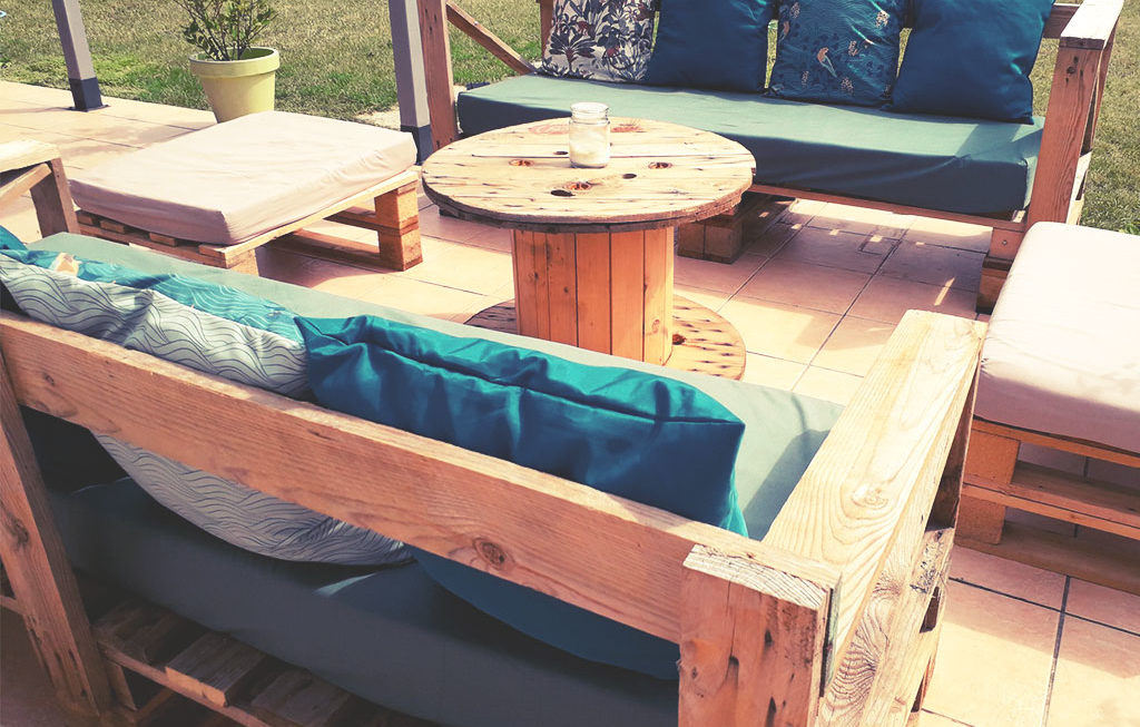 Un salon de jardin en palettes « tropical »