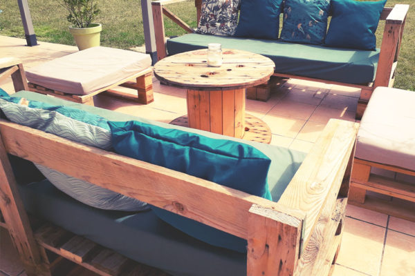 Un salon de jardin en palettes « tropical »